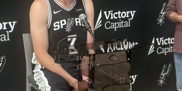 科内特：我和文班的搭档会非常有竞争力，他下场时我能顶上护框这一环