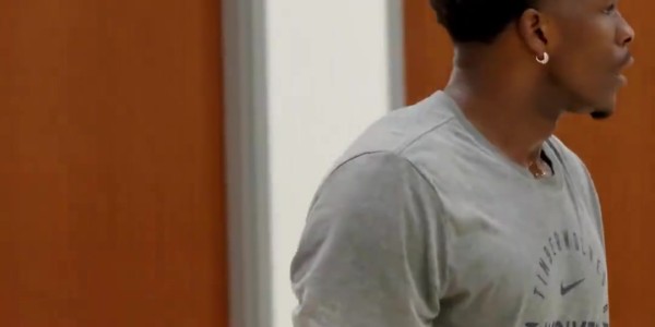 九游体育APP-标志性中投信手拈来！森林狼官博晒爱德华兹休赛期最新动态