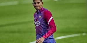 记者：阿劳霍被与利物浦联系在一起，但巴萨有信心留住球员