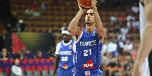 九游体育-手凉！里萨谢8投仅2中拿到7分6板 三分6中1