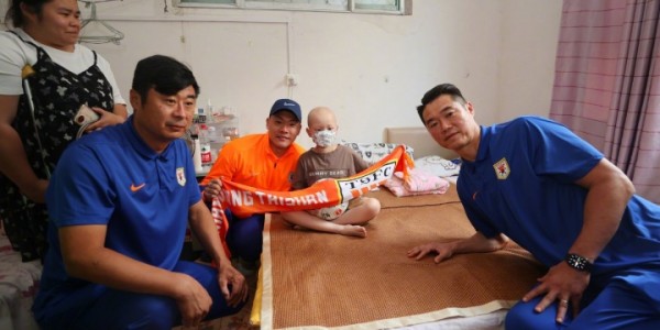 九游体育官网-韩鹏已任山东泰山教练组组长，与宿茂臻、王大雷慰问患病小球迷