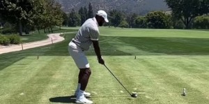 詹姆斯晒高尔夫挥杆慢放镜头：拥有这个新爱好两个月 仍在改进中