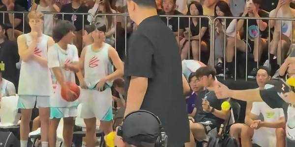 给足尊重！库里笑着一路小跑过去和姚明握手致意