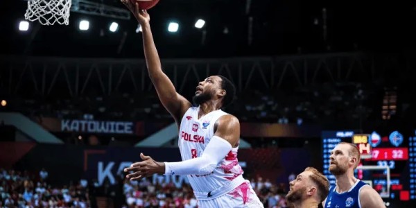 九游体育-延续状态！乔丹-劳埃德半场出战16分钟，8中4得到10分3板1助